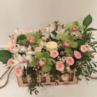 Композиция с зеленой орхидеей и кустовыми розами