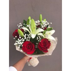 Классический букет с лилиями и розами