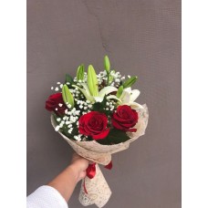 Классический букет с лилиями и розами