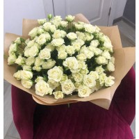 Букет из 27 кустовых роз в крафте