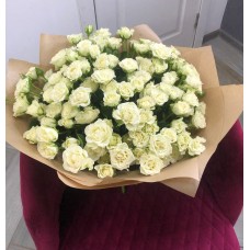 Букет из 27 кустовых роз в крафте