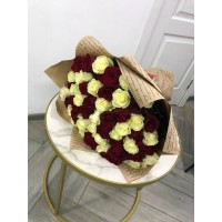 Букет из 51 эквадорской розы в крафте