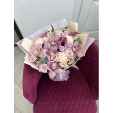 Букет с розовыми орхидеями