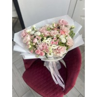 Букет с розовыми розами Софи Лорен, эустомами, кустовыми розами