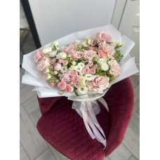 Букет с розовыми розами Софи Лорен, эустомами, кустовыми розами