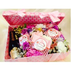 Подарочная коробка с цветами и сладостями