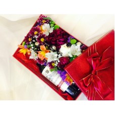 Подарочная коробка с цветами и сладостями
