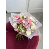 Букет с розами, маттиолой, альстромерией