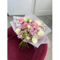 Букет с розами, маттиолой, альстромерией