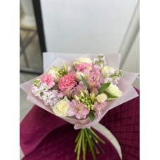 Букет с розами, маттиолой, альстромерией