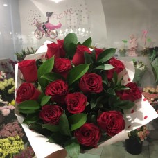 Букет красных роз с зеленью
