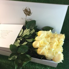 Коробка с белыми розами