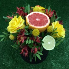 Подарочный набор с цветами и фруктами