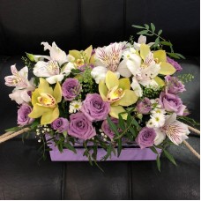 Гармоничная композиция в ящике с орхидеями и розами