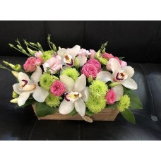 Гармоничная композиция в ящике с орхидеями и розами