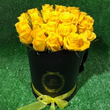 Желтые розы в шляпной коробке