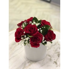 Коробочка с красными розами и гипсофилой