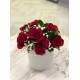 Коробочка с красными розами и гипсофилой