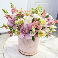 Композиция с орхидеями в розовом цвете в шляпной коробке 