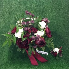 Свадебный набор в цвете марсала: букет невесты и бутоньера для жениха