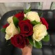 Букет невесты из белых и красных роз